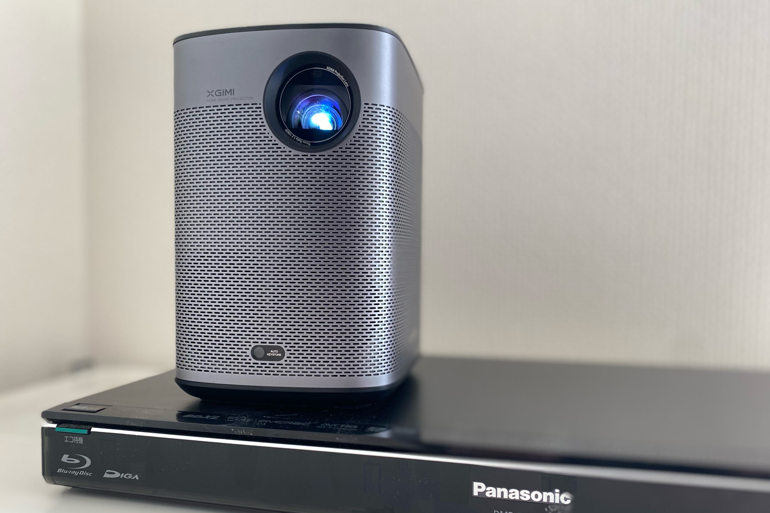 XGIMI Halo+：片手で持ち運び可能なモバイルプロジェクター