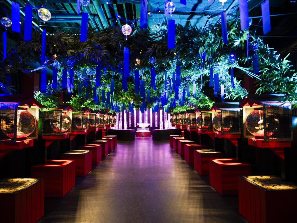 『アートアクアリウム美術館 GINZA』夏のアートアクアリウム展2023で展示されている、提灯リウム