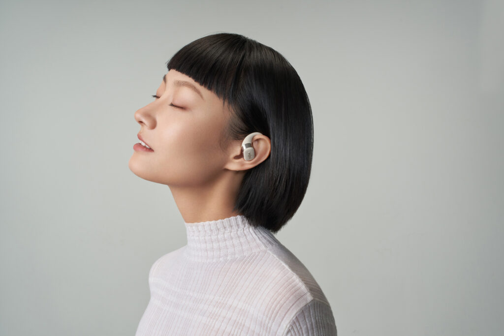Shokz OpenFitは「ながら聴き」に向いたオープンイヤー型完全ワイヤレスイヤホンの新たな選択肢
