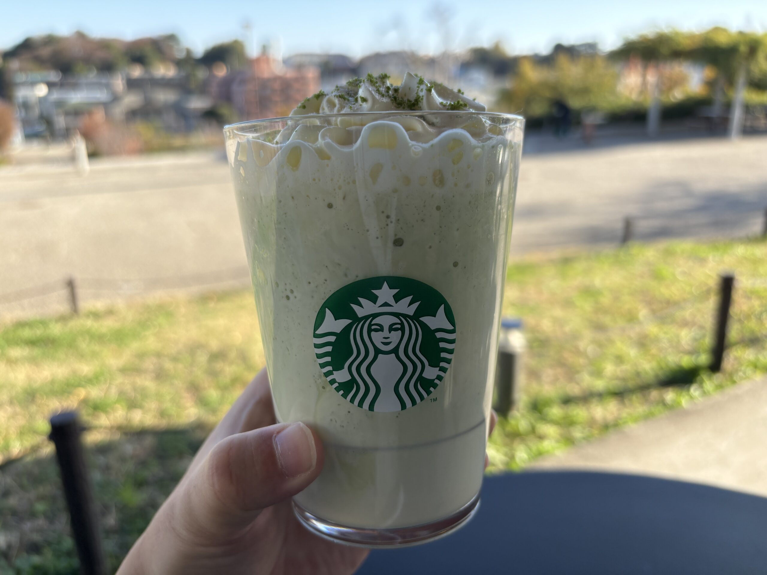 スタバ ホリデーシーズン新作「メルティホワイト ピスタチオ フラペチーノ」をレビュー！チョコレートカスタマイズもしてみた