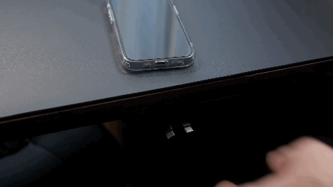 デスク下に充電器_01
