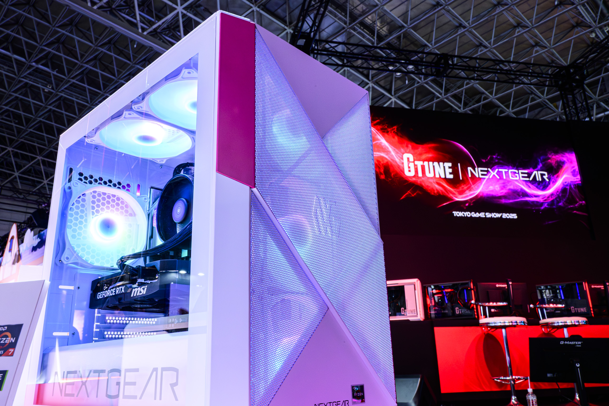 【#TGS2025】マウスコンピューター「NEXTGEAR」と「G-Tune」の最新ゲーミングPCを展示。注目のホワイトカラーや、スモーク機能付きピラーレスも。