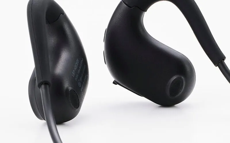 黒色のイヤホン2つのクローズアップ。イヤホンのデザインと詳細がよく見える。