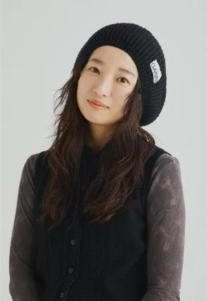黒い帽子をかぶった女性のポートレート。