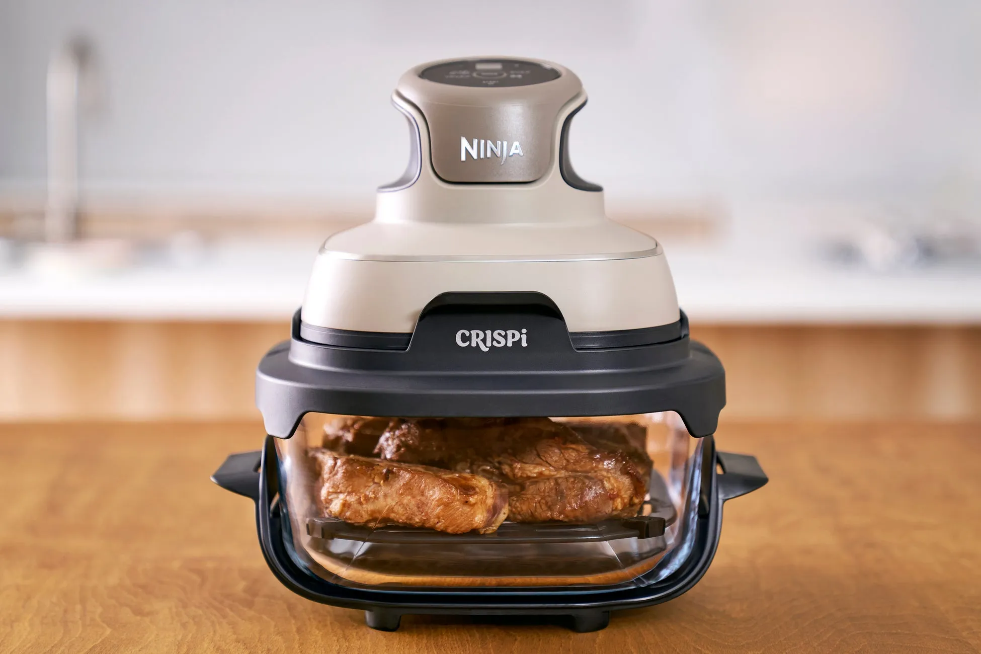 Ninja Crispi テーブルクッカーでグリルされた肉