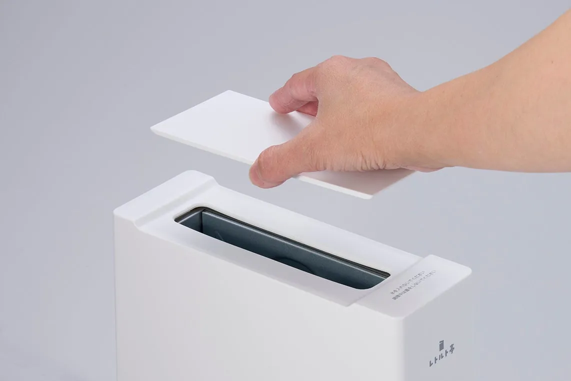 白い箱に蓋をセットしようとしている手の様子。